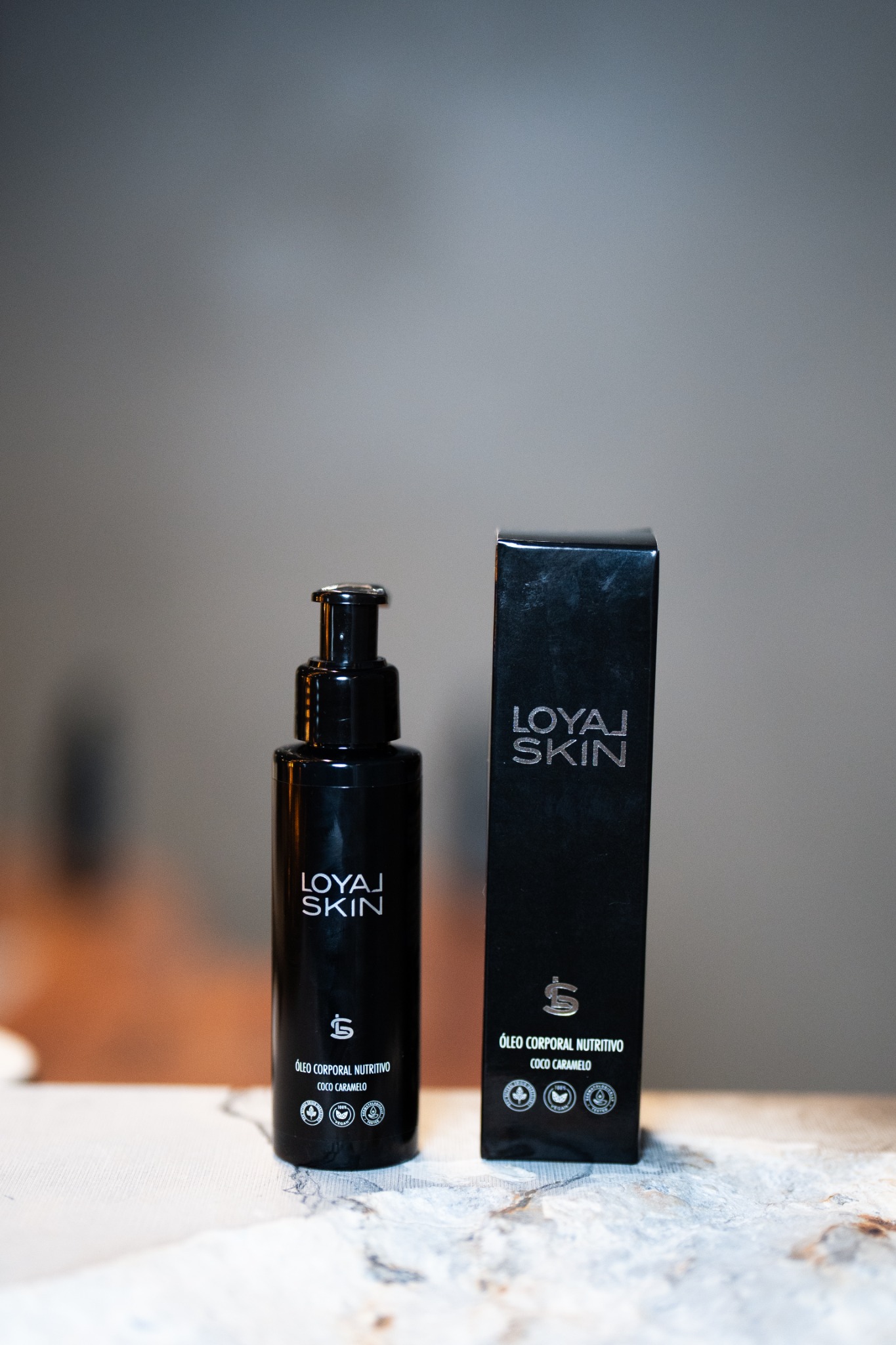 Frasco e caixa do Óleo Corporal Nutritivo e Bronzeador Loyal Skin de 100 ml