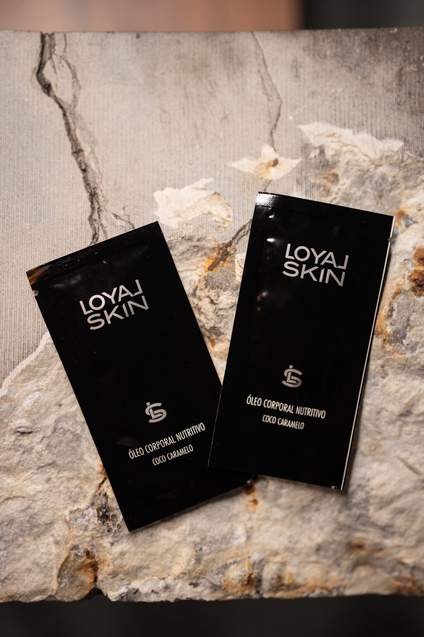 Duas embalagens unidose de 10 ml do Óleo Corporal Nutritivo e Bronzeador Loyal Skin